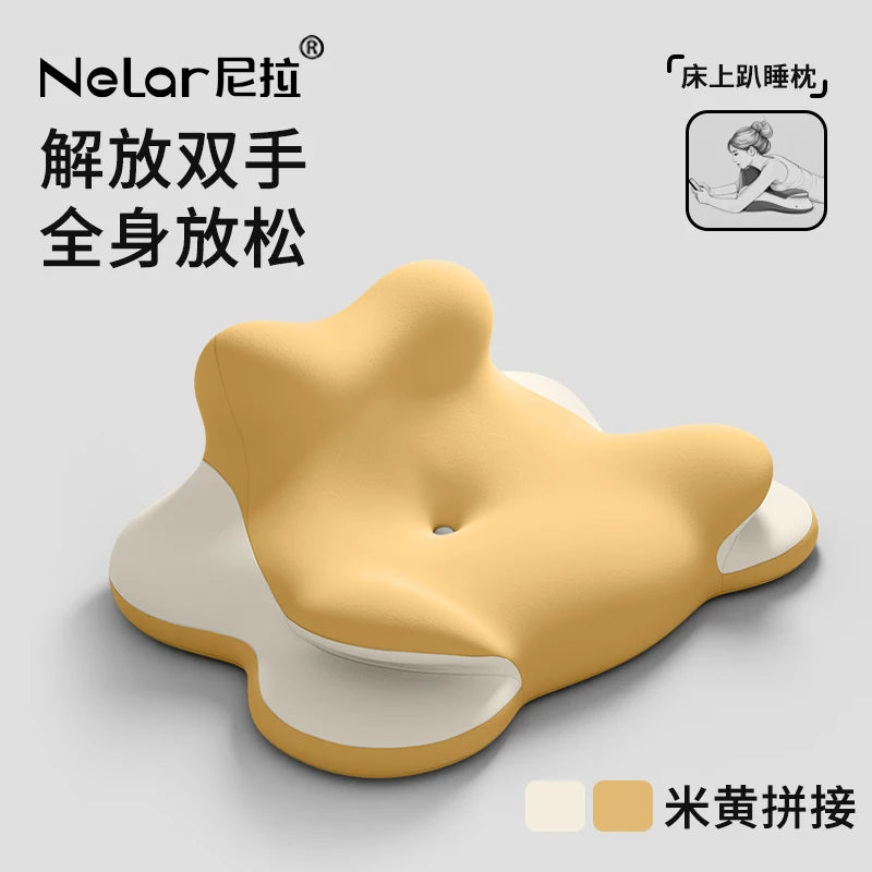 The Bed Lie Down Pillow, a yellow and white ergonomic wedge with a soft wavy design, is shown on a gray background. Chinese text and an illustration of someone using the pillow are in the top right corner.